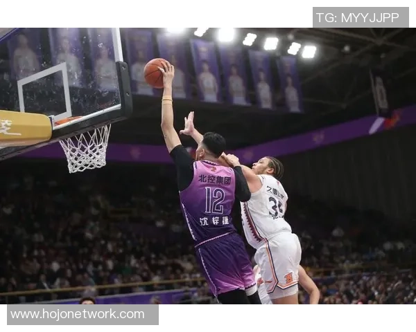 CBA精彩对决北控迎战上海双方全力争夺胜利的激烈较量